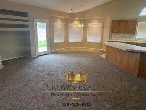 2744 W Ceres Ct in Visalia, CA - Building Photo - Building Photo