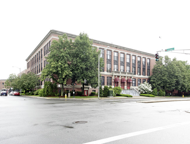 North High Gardens in Worcester, MA - Building Photo - Building Photo