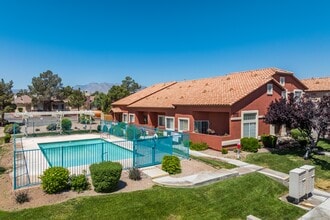 Charleston Court Townhomes in Las Vegas, NV - Foto de edificio - Building Photo