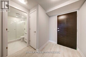 2221 Yonge St in Toronto, ON - Building Photo - Building Photo