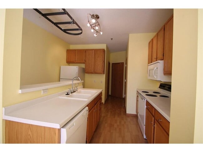 8458 Kimball Dr in Eden Prairie, MN - Building Photo - Building Photo