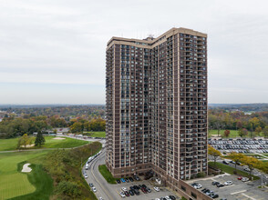 North Shore Towers in Floral Park, NY - Foto de edificio - Building Photo