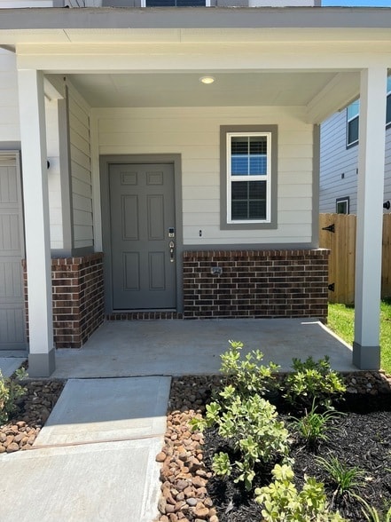 26010 Emory Holw Dr in Tomball, TX - Building Photo - Building Photo