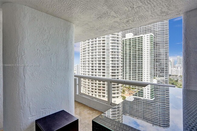 1717 N Bayshore Dr, Unit A-2547 in Miami, FL - Building Photo - Building Photo