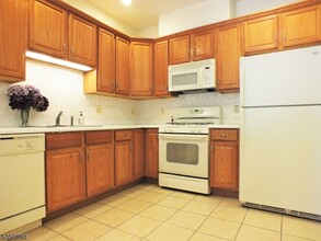 83 Raymound Blvd in Parsippany Troy Hills, NJ - Foto de edificio - Building Photo