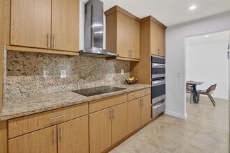 7000 Plantation Rd in Plantation, FL - Foto de edificio - Building Photo