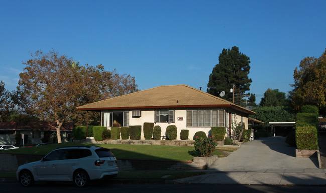 501 E Harvard Rd in Burbank, CA - Foto de edificio - Building Photo