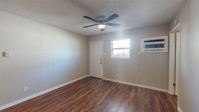 500 Foch St, Unit 5 in Bryan, TX - Building Photo - Building Photo