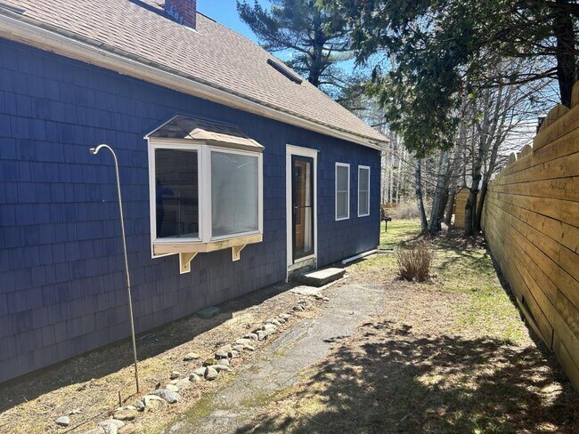 337 ME-133 in Winthrop, ME - Building Photo - Building Photo