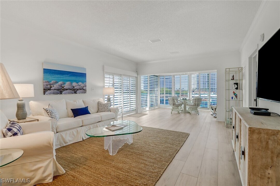 205 Park Shore Dr in Naples, FL - Building Photo