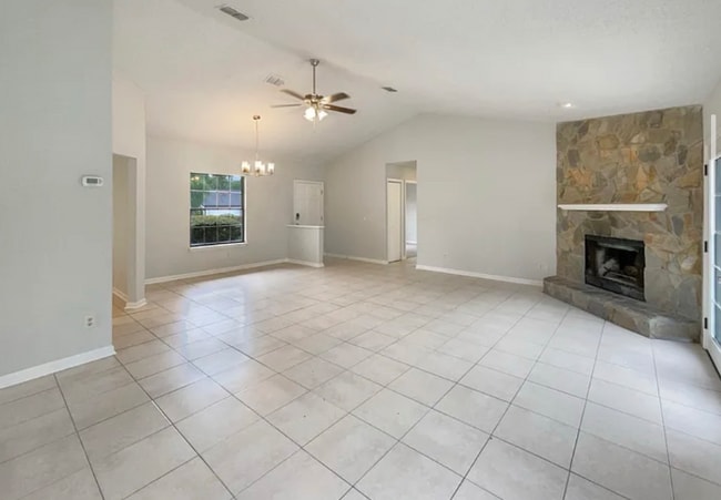 2060 Tickford St in Middleburg, FL - Foto de edificio - Building Photo