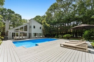 24 Quogue Riverhead Rd in Quogue, NY - Building Photo