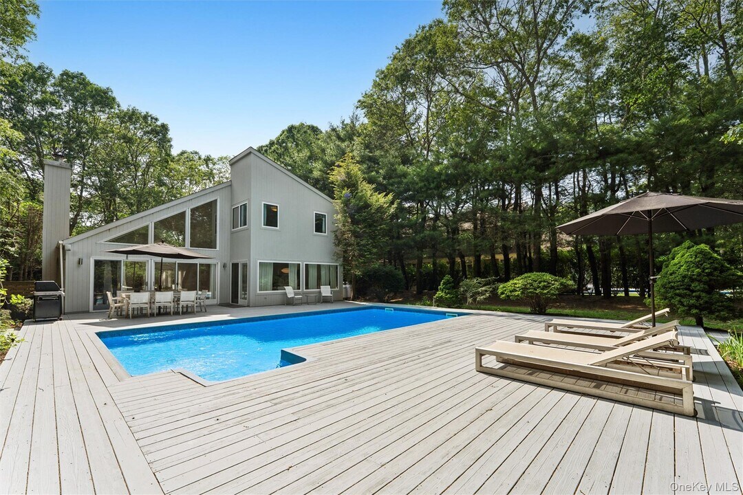24 Quogue Riverhead Rd in Quogue, NY - Foto de edificio