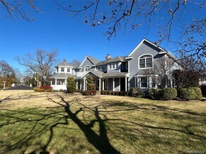 183 Tahlulah Ln in West Islip, NY - Building Photo - Building Photo