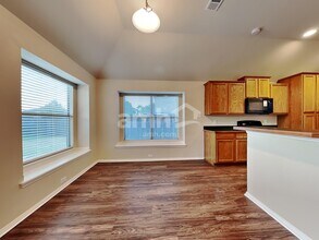1031 Hollow Creek Dr in Cedar Hill, TX - Foto de edificio - Building Photo