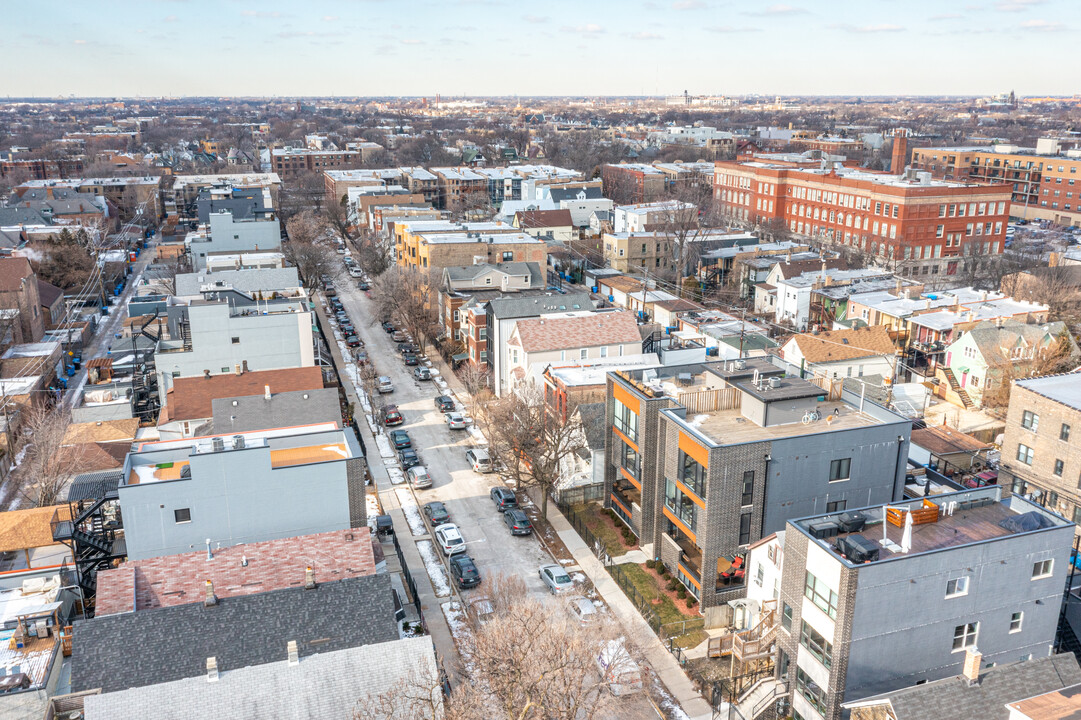 2035 W Charleston St in Chicago, IL - Building Photo