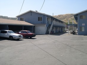 Sierra Apartments in Canyon Country, CA - Foto de edificio - Building Photo