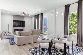 2508 Gray St in Houston, TX - Building Photo - Building Photo