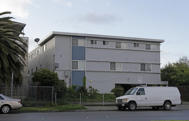 Parkway Apartments in Hayward, CA - Foto de edificio - Building Photo