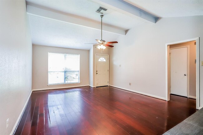5903 High Meadow St in League City, TX - Building Photo - Building Photo