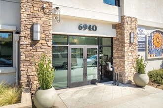 Bell Creek Apartments in Canoga Park, CA - Foto de edificio - Building Photo