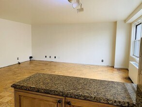 225 St Pauls Ave, Unit 7K in Jersey City, NJ - Building Photo - Building Photo