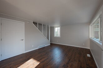 Lake Hills Terrace in Bellevue, WA - Building Photo - Building Photo