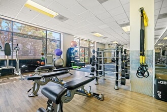 Pinnacle at MacArthur Place in Santa Ana, CA - Foto de edificio - Building Photo