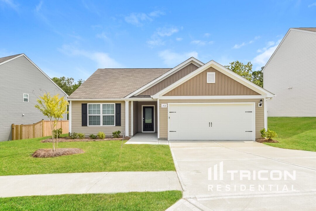 312 Sundew Rd in Elgin, SC - Foto de edificio