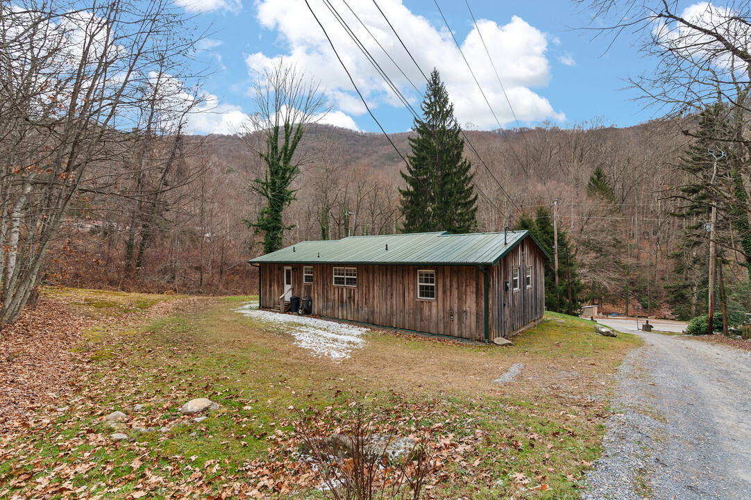 28 Mull Cove Rd in Maggie Valley, NC - Building Photo