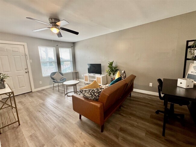 6705 Fairway Dr in Houston, TX - Foto de edificio - Building Photo