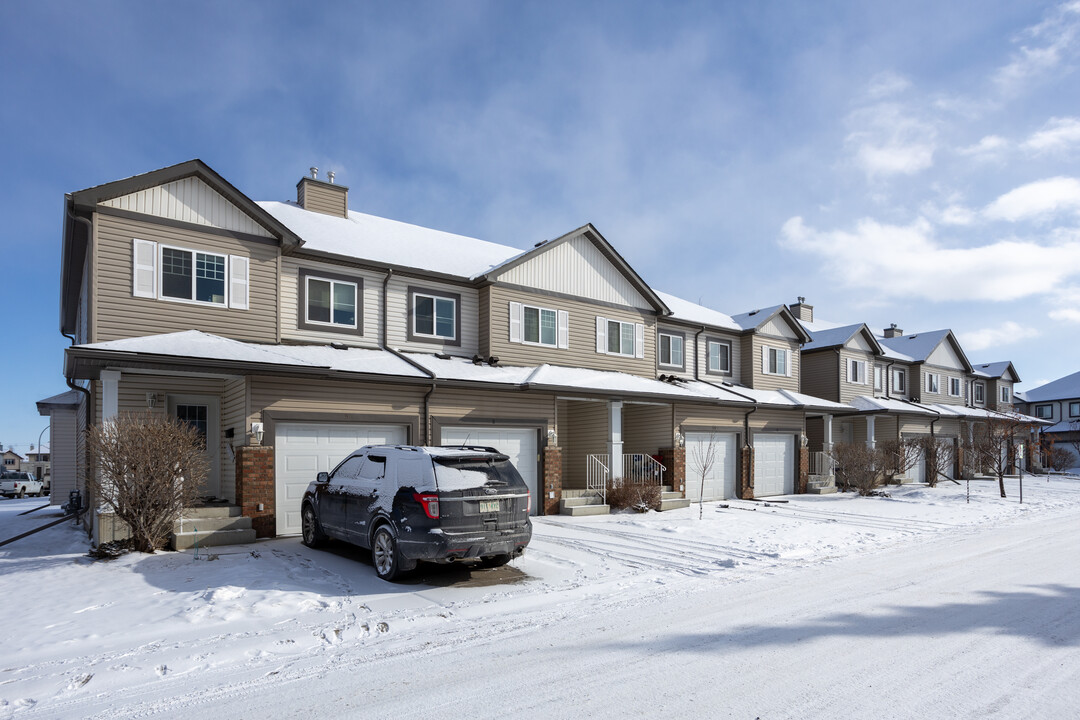 77 Saddletree Crt NE in Calgary, AB - Building Photo