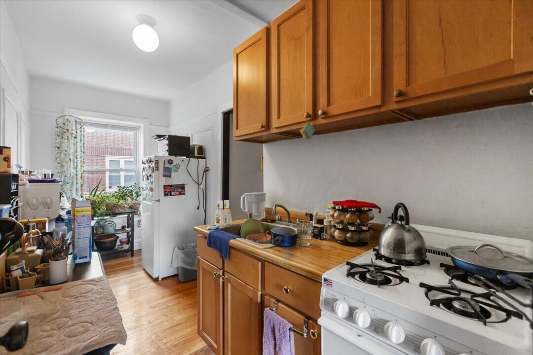 658 W Oakdale Ave in Chicago, IL - Building Photo