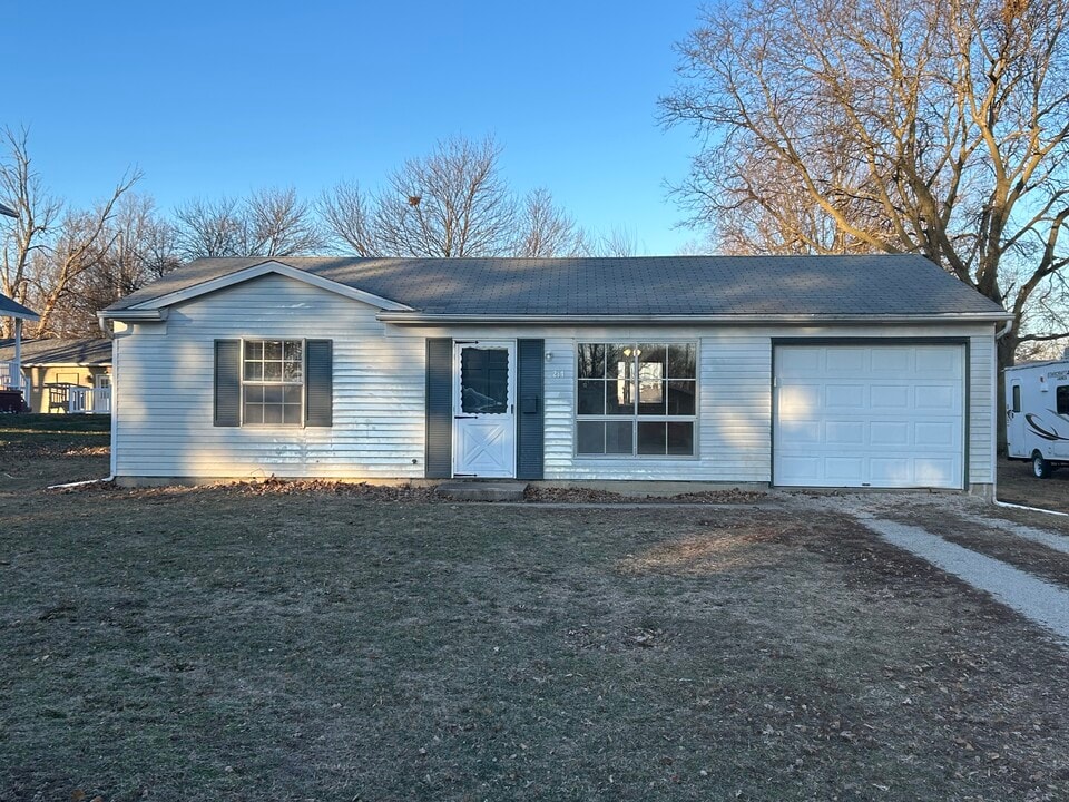 214 S 4th Ave in Chenoa, IL - Foto de edificio