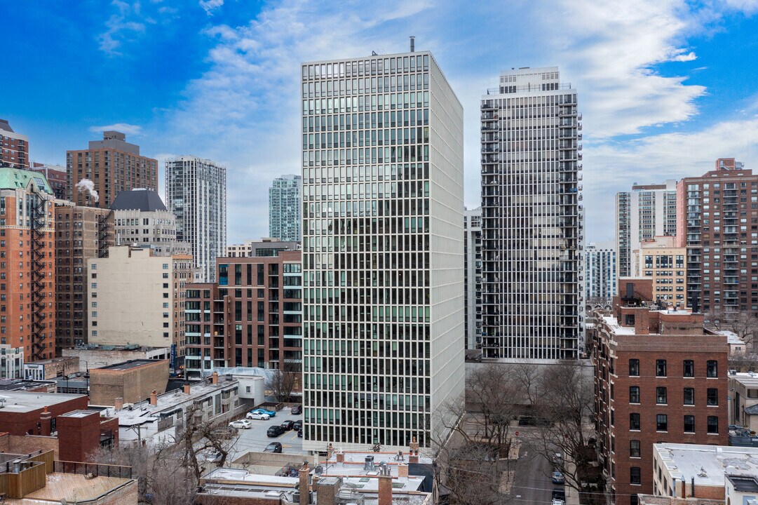 State Tower in Chicago, IL - Building Photo