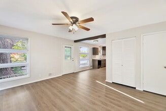 6020 N East Park View St in Park City, KS - Foto de edificio - Building Photo