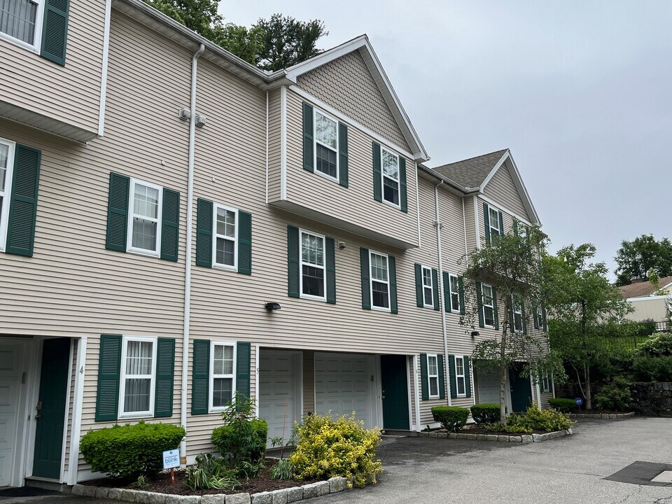 53 Seaside Ave in Stamford, CT - Building Photo