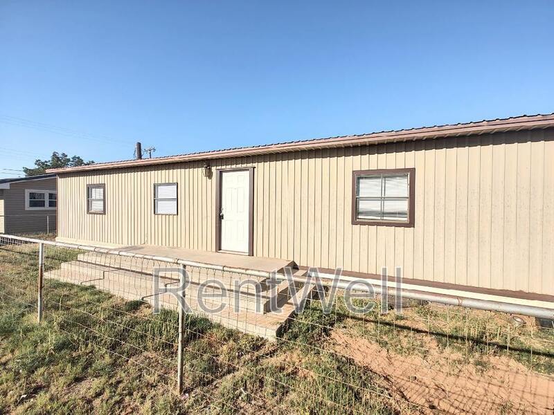 113 W Cedar St in Denver City, TX - Building Photo