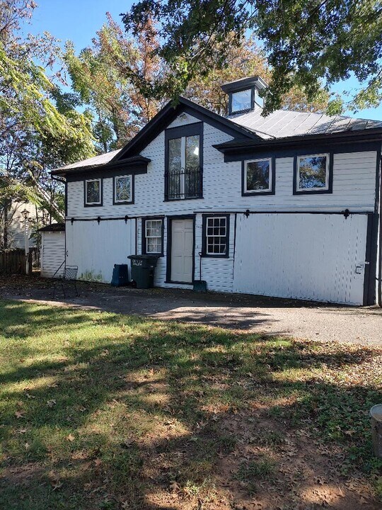 232 Richfield Ave, Unit Carriage House in Salem, VA - Building Photo