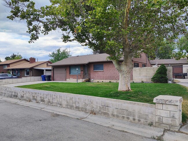 property at 9506 S Garnet Dr
