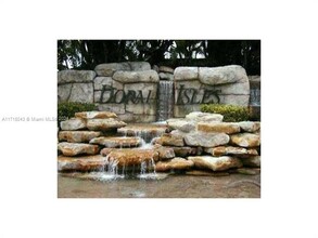 7350 NW 111th Ct in Doral, FL - Foto de edificio - Building Photo