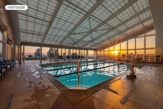 322 W 57th St in New York, NY - Foto de edificio - Building Photo