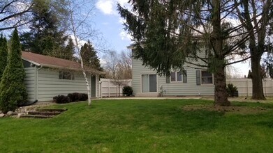 134 Chestnut Ridge Dr in Hartland, WI - Building Photo - Building Photo