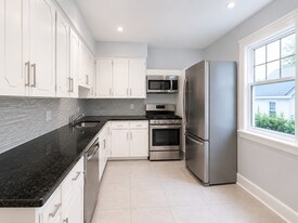 147 Holton Ave S in Hamilton, ON - Building Photo