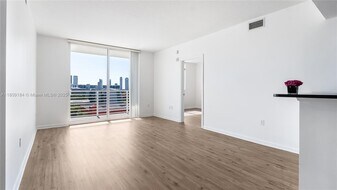 18800 NE 29th Ave in Miami, FL - Building Photo