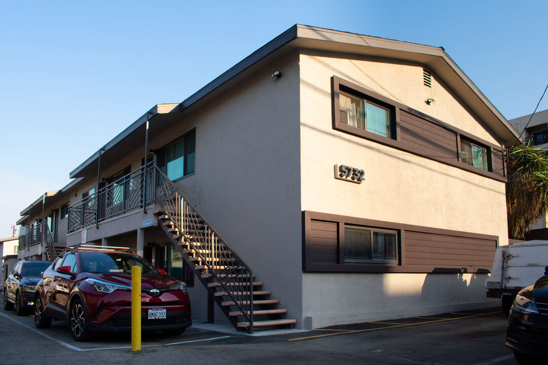 New Sepulveda Apartments II in Van Nuys, CA - Foto de edificio