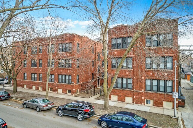 property at 4717 N Leavitt St