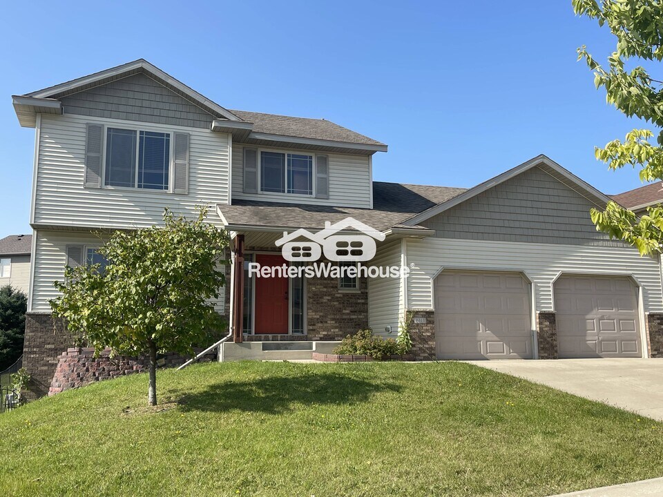 6311 Fairway Dr NW in Rochester, MN - Building Photo