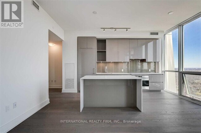 1 Yorkville Ave in Toronto, ON - Building Photo - Building Photo