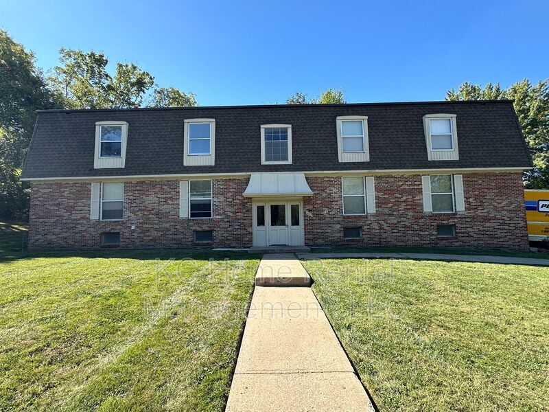 8725 Countryshire Ln in Kansas City, MO - Foto de edificio